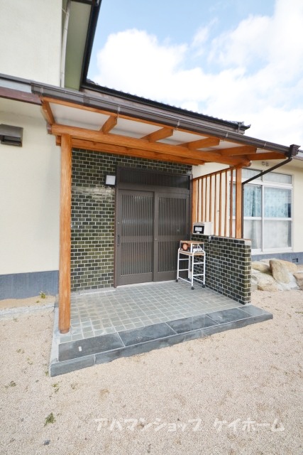 Balcony. Respectable entrance! There is also a perfectly cupboard! !