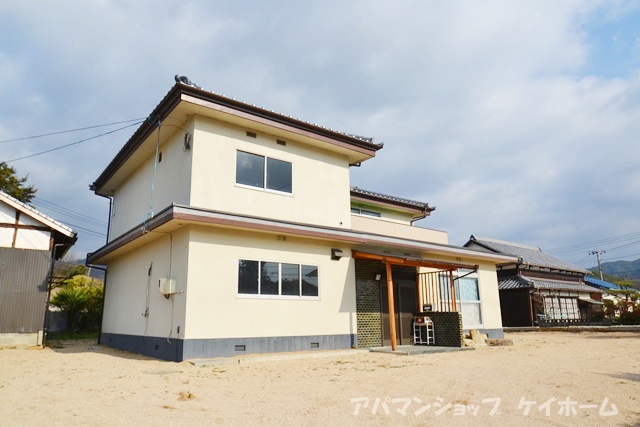 Building appearance. And renovation in all-electric! A charming two-story!