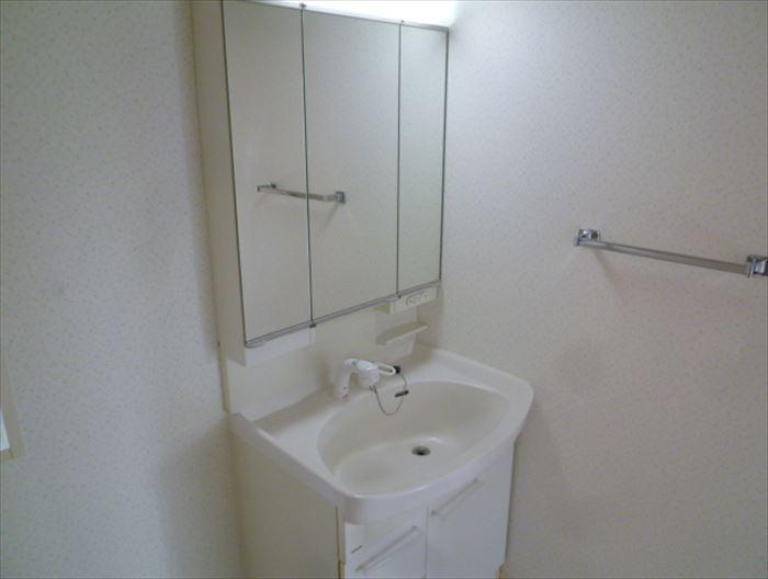 Wash basin, toilet. Washbasin new