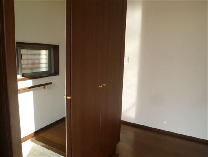 Entrance. Shoe box storage lot! Also clean this at the door!