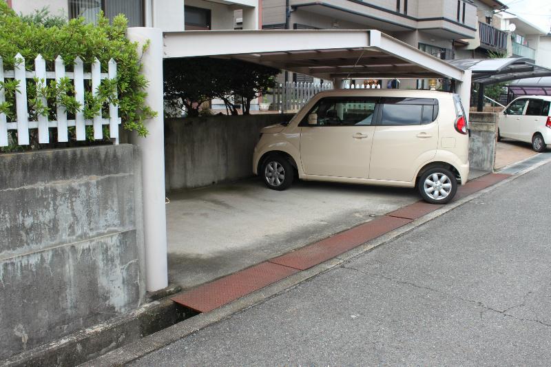 Parking lot. There are 2 car carport.  ※ By vehicle type. 