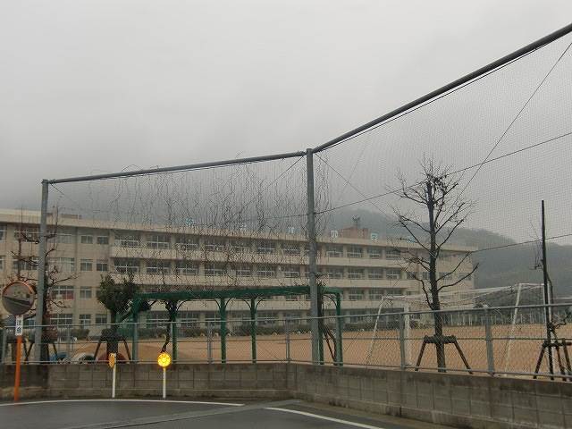 Primary school. 1220m to Okayama City Hall Elementary School mustard mountain elementary school (elementary school)
