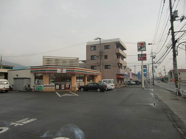 Convenience store. Seven-Eleven Okayama Kachi 5-chome up (convenience store) 573m