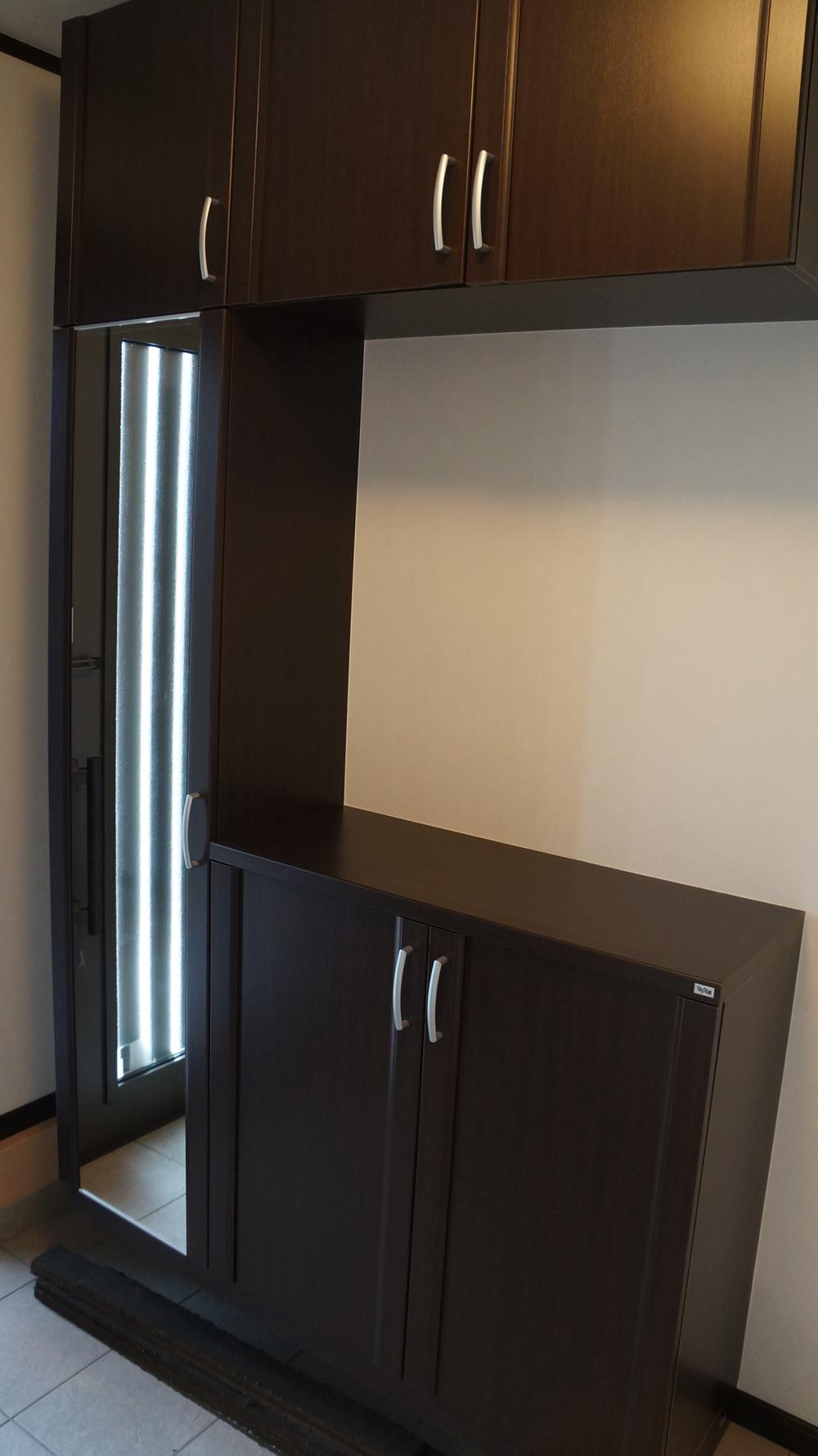 Receipt. Entrance storage with a large full-length mirror