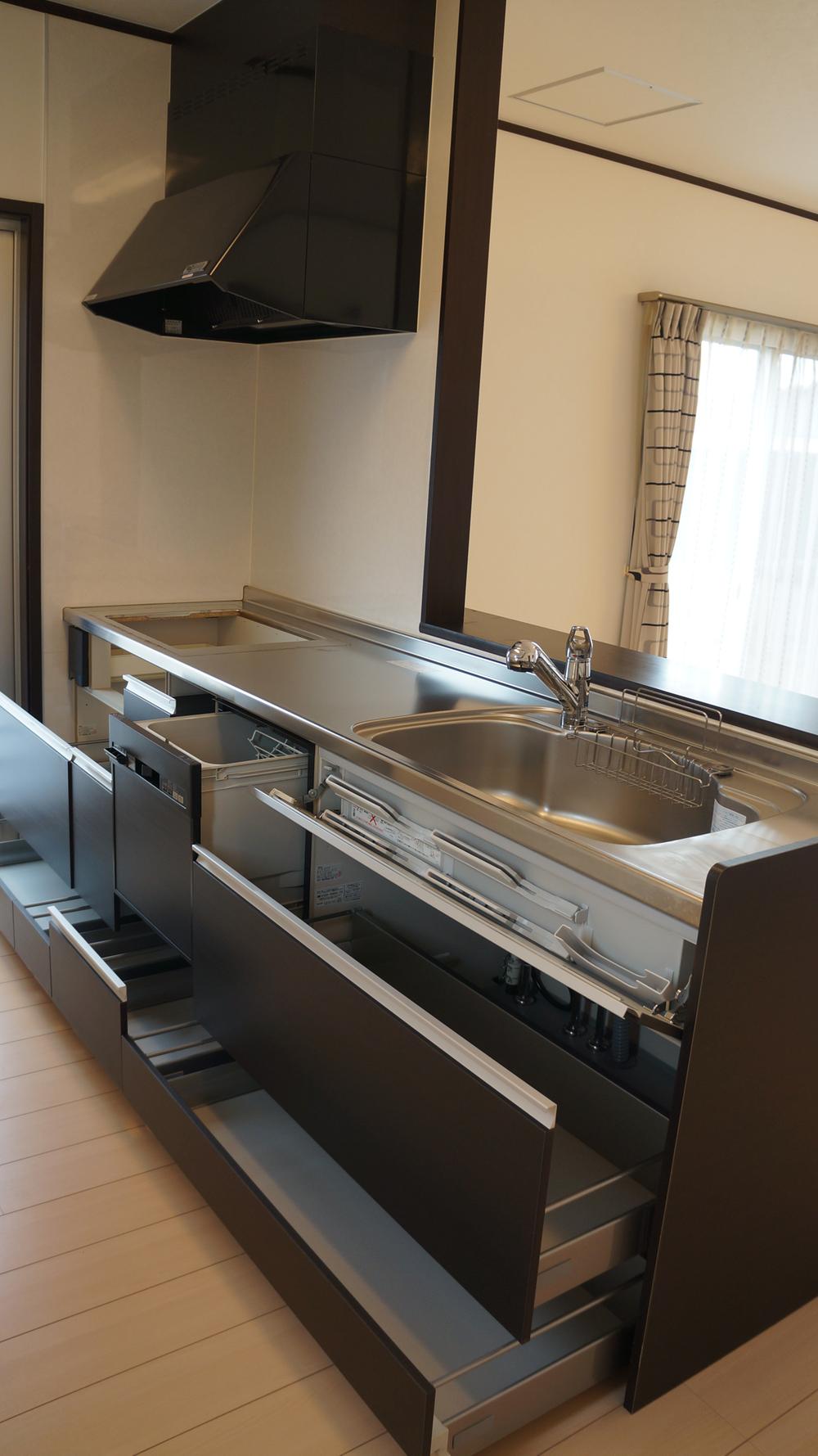 Kitchen. Dishwasher with the excellent storage capacity of face-to-face system Kitchen