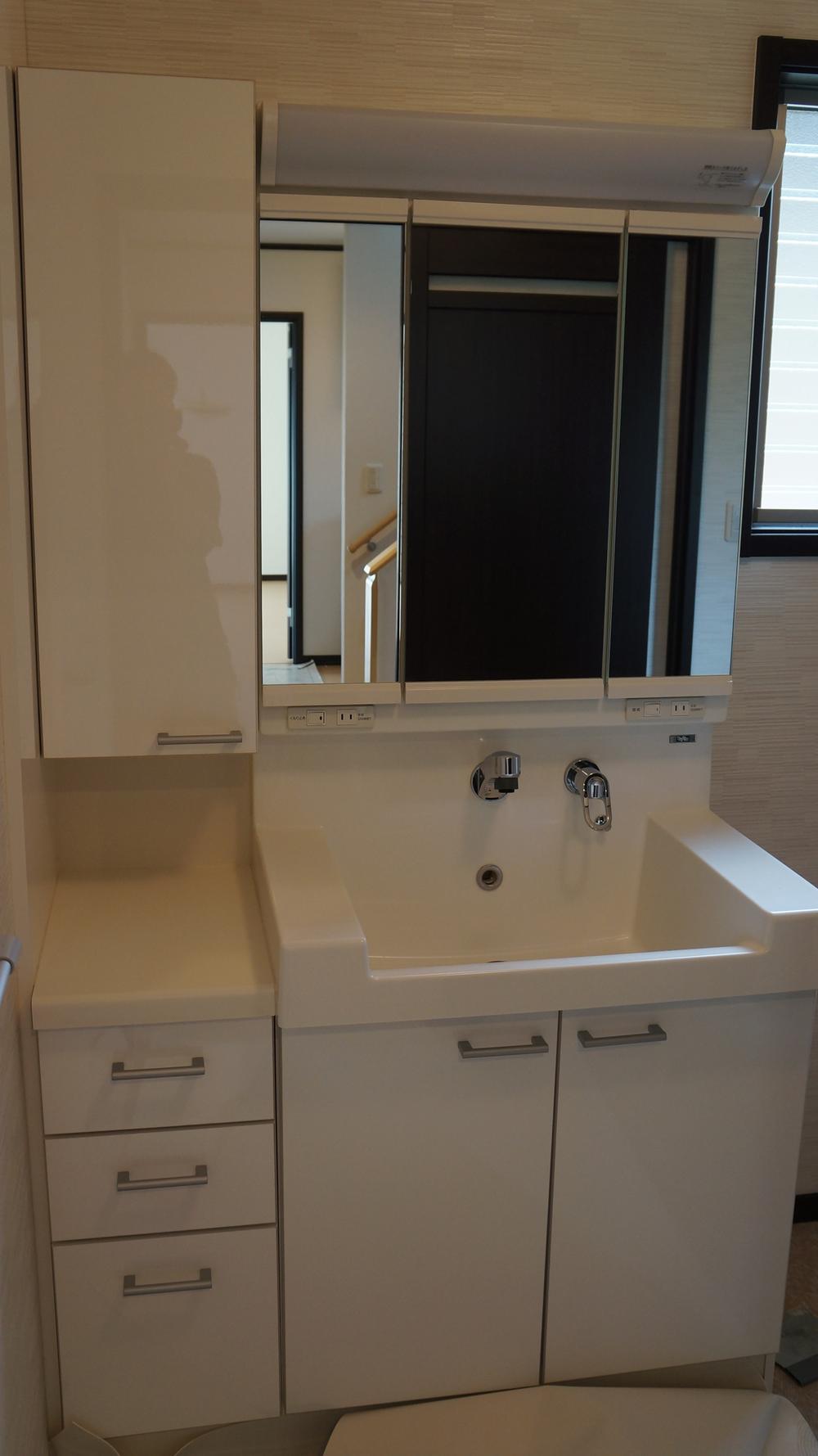 Wash basin, toilet. Vanity equipped with storage