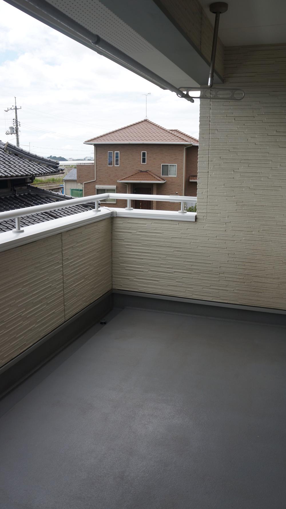 Balcony. Depth ・ Spacious balcony with a space in width both