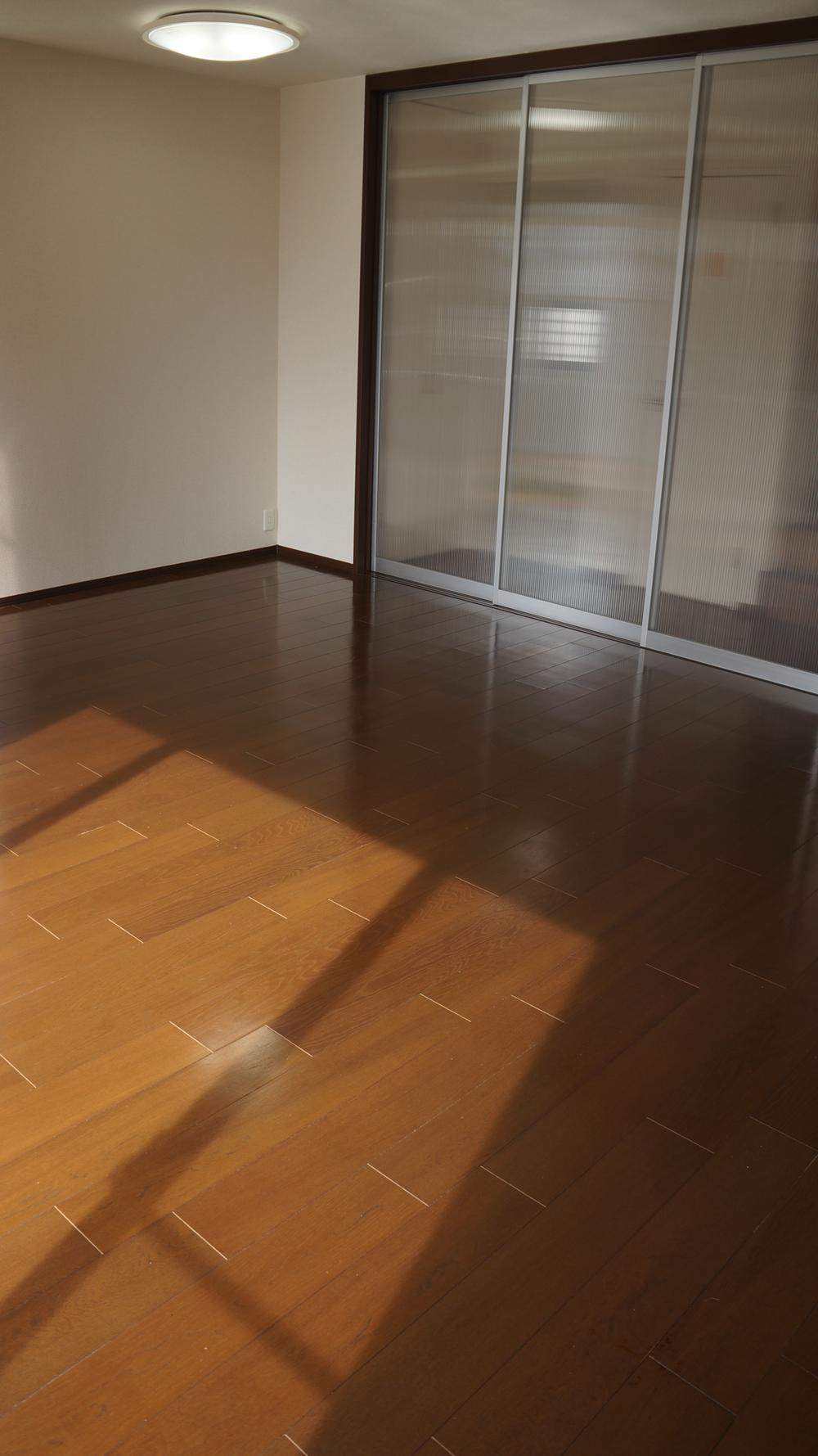 Living. About 17 Pledge also spacious LDK! living ・ With hot water floor heating in the dining! 