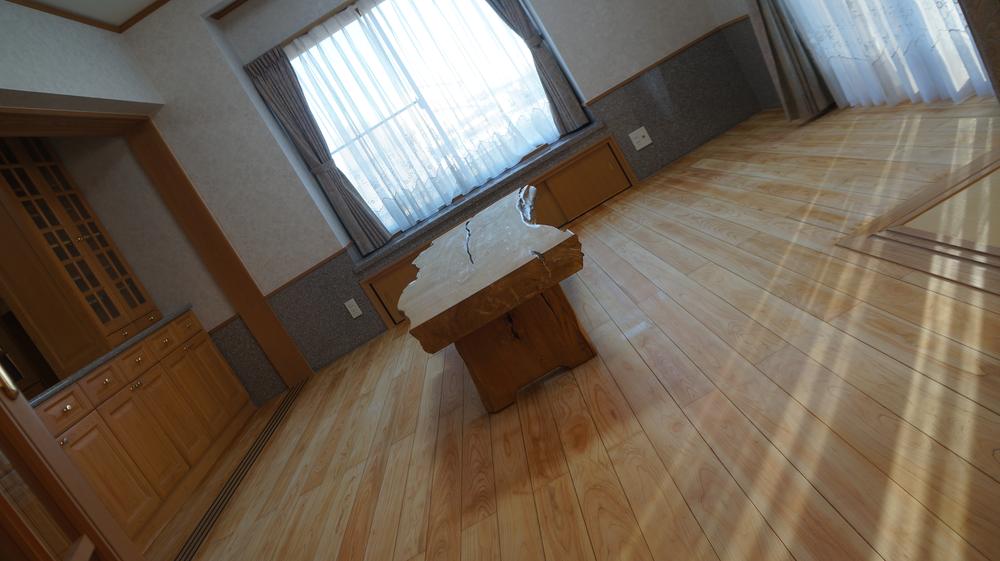 Living. The interior is a solid flooring (Fushimuhinoki) granite