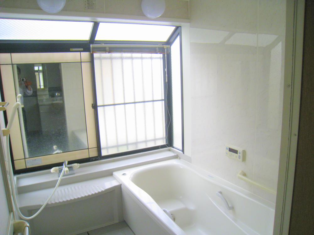 Bathroom. Brightly ・ wide bath