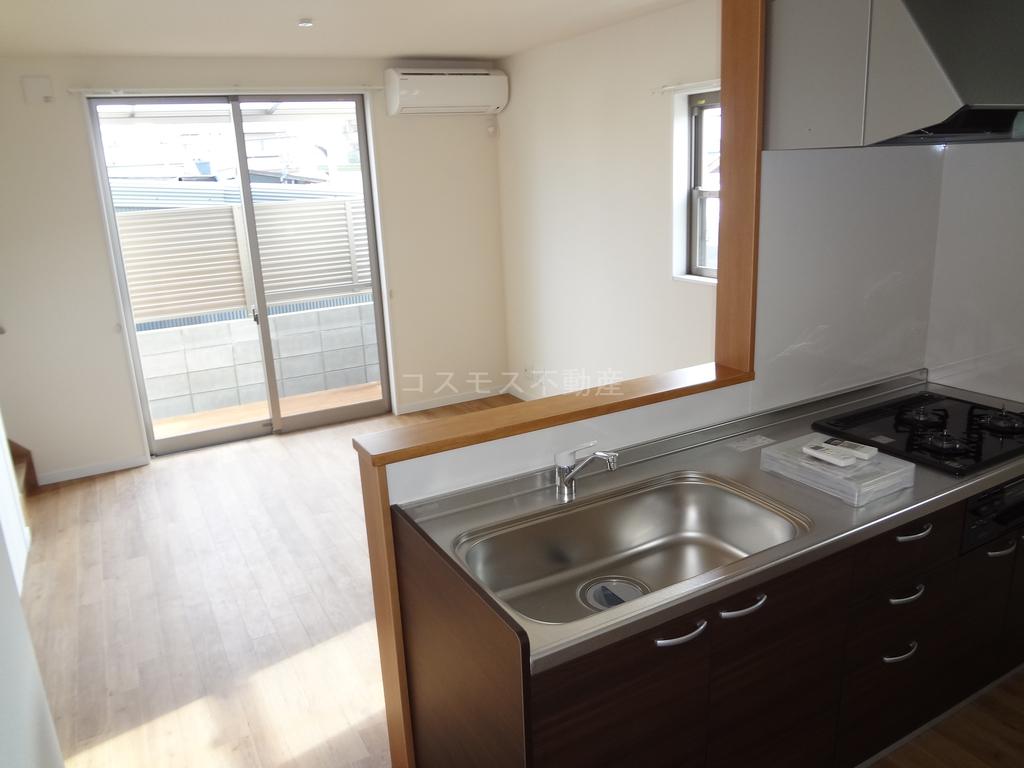 Living and room. 10.9 tatami mats in the popularity of counter kitchen. Air-conditioned