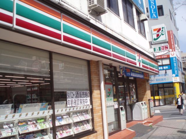 Convenience store. Seven-Eleven (convenience store) to 400m