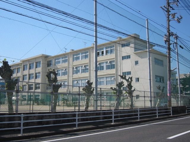 Junior high school. Municipal OkaTeru until junior high school (junior high school) 2200m