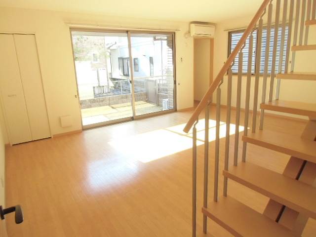 Living and room. South-facing living room ☆