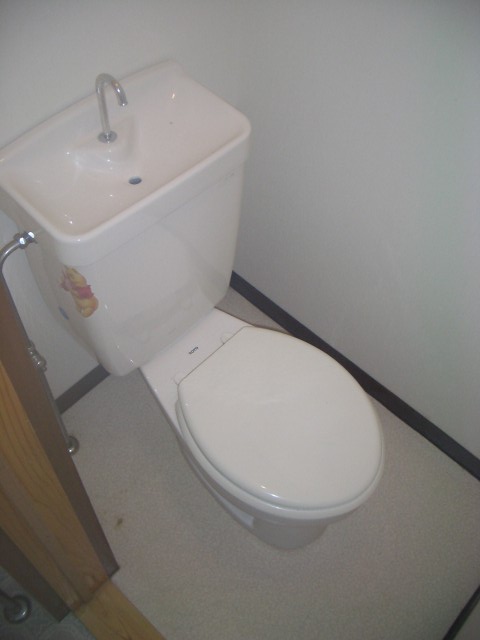 Toilet. Cleaning toilet seat ・ Attach