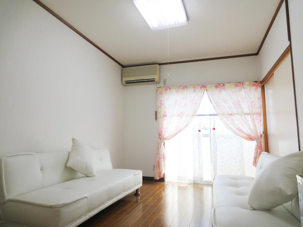 Living and room. Air conditioning ・ illumination ・ curtain ・ It is with bed ~ ^^