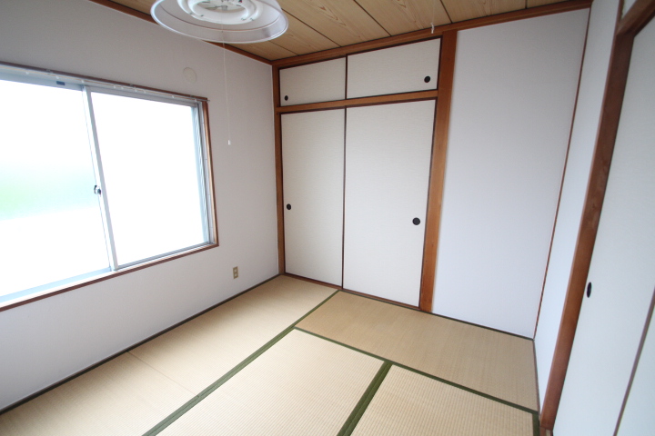 Other room space. Japanese-style room of the north is also bright ~  ~