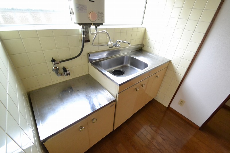 Kitchen. Two-burner stove is can be installed.