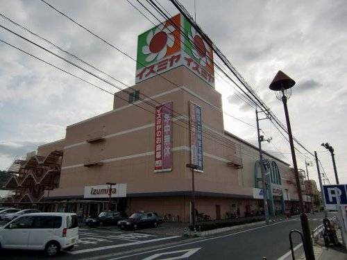 Supermarket. Izumiya to (super) 673m