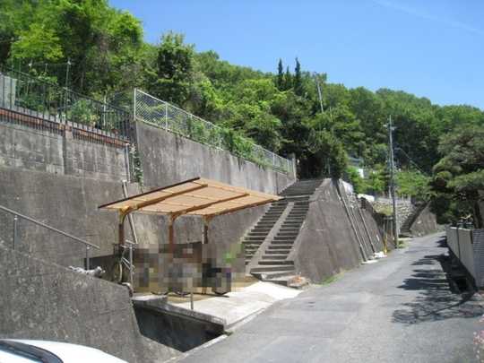 Local land photo. It is the state of the front road. 