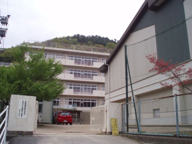 Primary school. Municipal Tsushima to elementary school (elementary school) 1700m