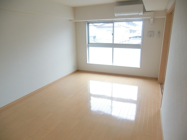 Living and room. There are spacious 12 Pledge ☆