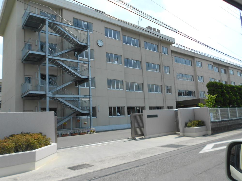 Primary school. Yokoi to elementary school 1300m