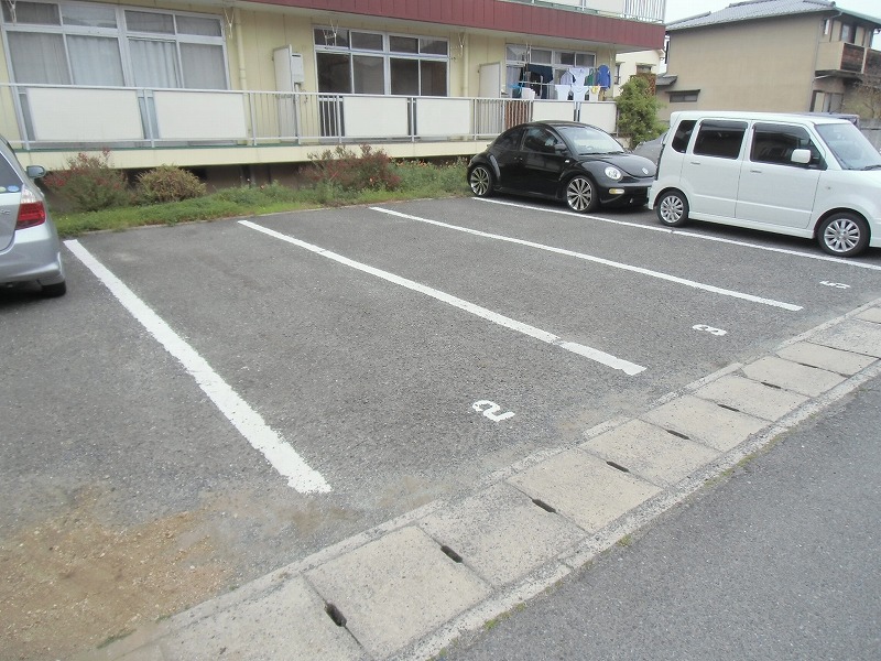 Parking lot. Two columns