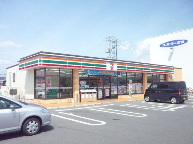 Supermarket. 450m to Seven-Eleven (super)