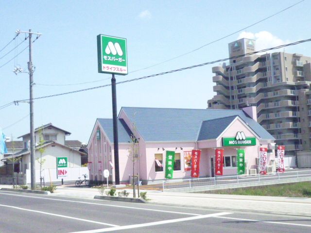 Convenience store. Mos Burger until the (convenience store) 520m