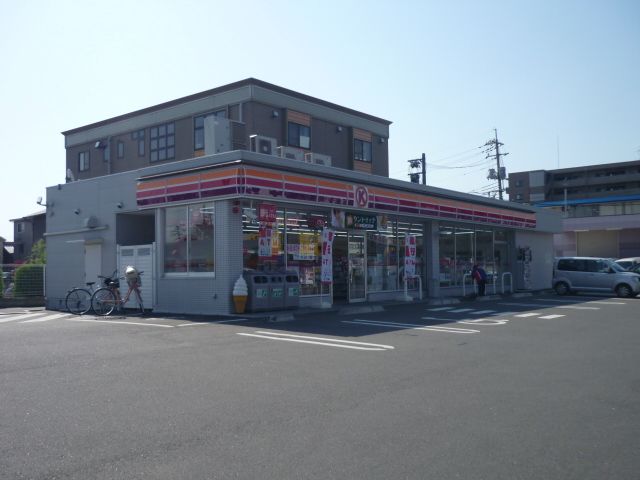 Dorakkusutoa. Circle 370m to K (drugstore)