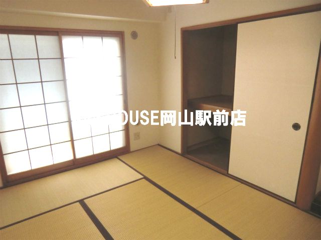 Other room space. Very bright with large windows also Japanese-style room