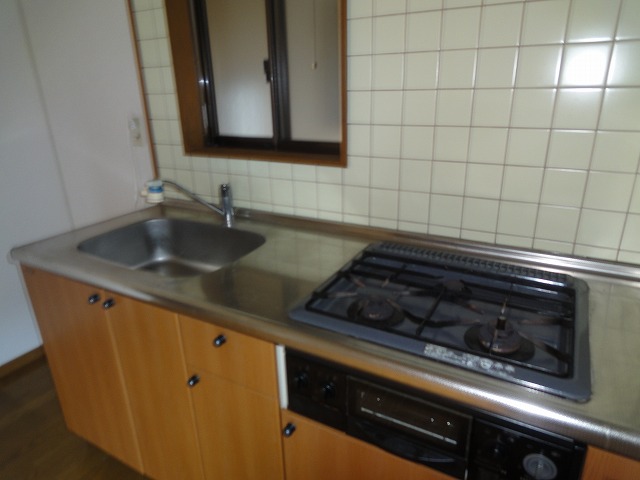 Kitchen. 3-neck with stove