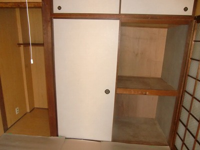 Receipt. Storage also enhance! ! With upper closet! !