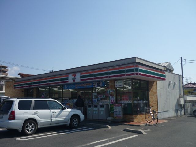 Convenience store. 670m to Seven-Eleven (convenience store)