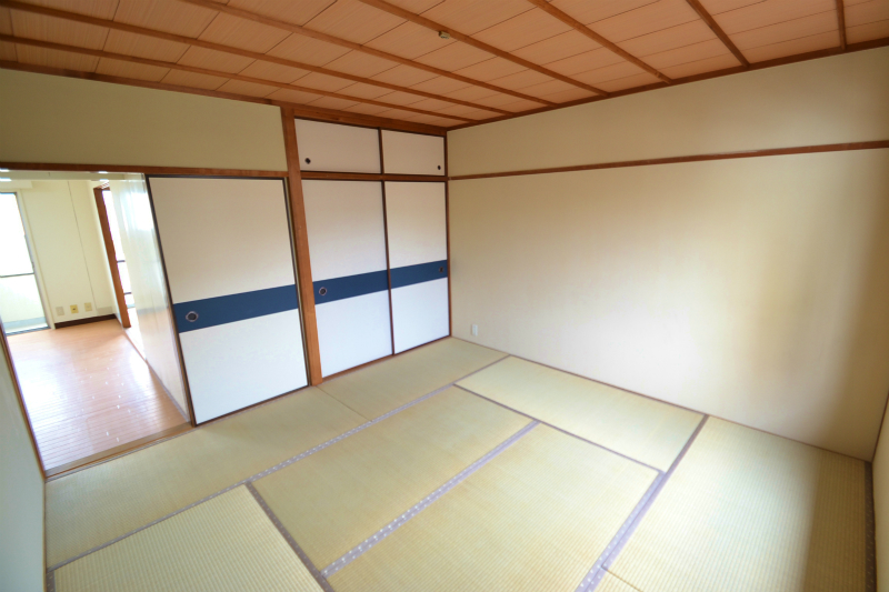 Living and room. It contains a beautiful tatami. 