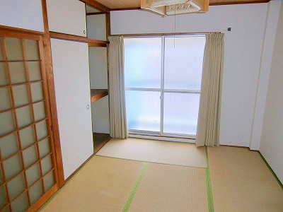 Other room space. It is a Japanese-style room of the south balcony