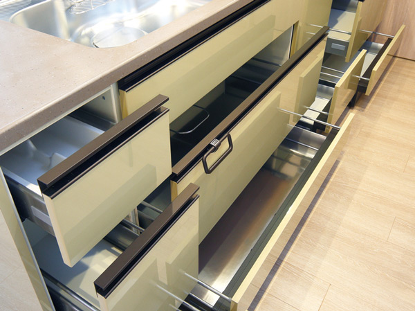 Kitchen.  [Slide storage] Drawer as far as it will go, Sliding storage that can efficiently organize, Features a soft close function to close impact on the less was smooth at the time of closing.