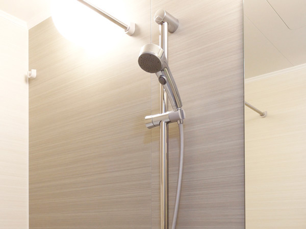 Bathing-wash room.  [One-click shower ・ Slide bar] Spouting a single switch ・ Adopted water-saving shower that can stop water. A slide with a bar, which is free to change the height of the shower head.