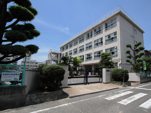 Surrounding environment. Okayama Central Junior High School (about 420m / 6-minute walk)