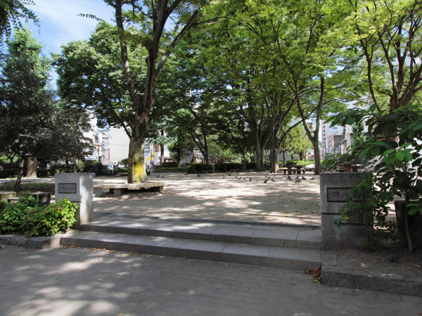 Surrounding environment. Higashinakayama under park (about 30m / 1-minute walk)