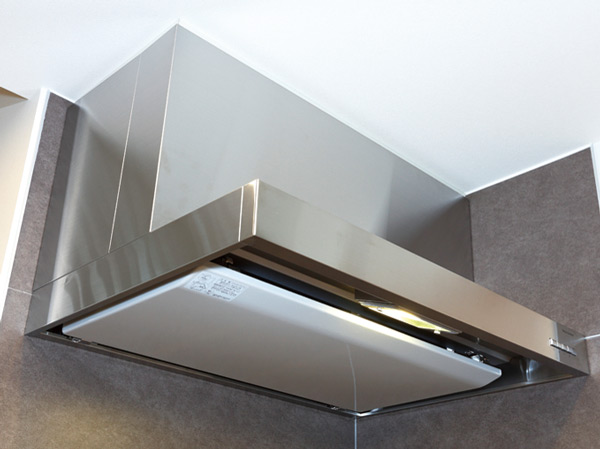 Kitchen.  [Rectification Backed range hood] Adopt a range hood with a current plate in which the suction force becomes stronger. Since the enamel made that is easy to clean.