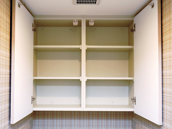 Toilet.  [Hanging cupboard] Such as toilet paper has provided the storage of firm Maeru enhancement.