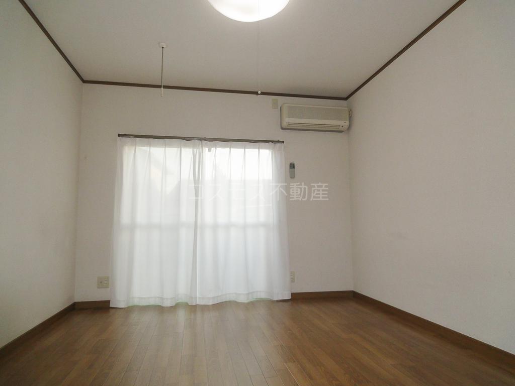 Living and room. Air conditioning ・ curtain ・ With lighting equipment