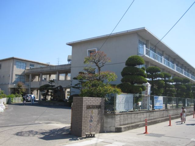 Primary school. Municipal Yoshida up to elementary school (elementary school) 2200m