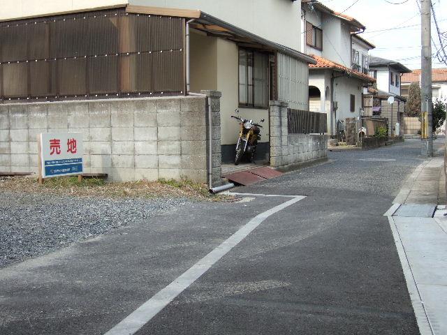 Local photos, including front road. Approach from the north, Surrounding nostalgic line of houses, Road is 3.1m There frontage 7.5m, The car can be fully impassable garage. It contains the public sewage in the road. 