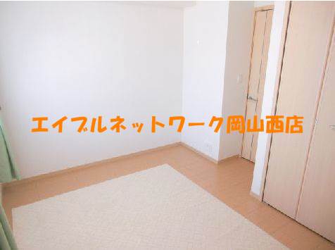Other room space. North of the Western-style