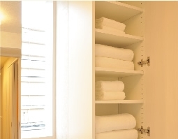 Bathing-wash room.  [Excellent storage capacity of the utility] In addition to the vanity cabinet, We have prepared a storage shelf storage can be towels, etc.. ventilation, It adopted a window to help lighting. Comfortably also utility in the natural ventilation. (E, F type)