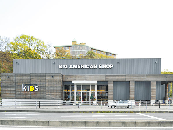 Surrounding environment. Big American shops (7 min walk / About 500m)