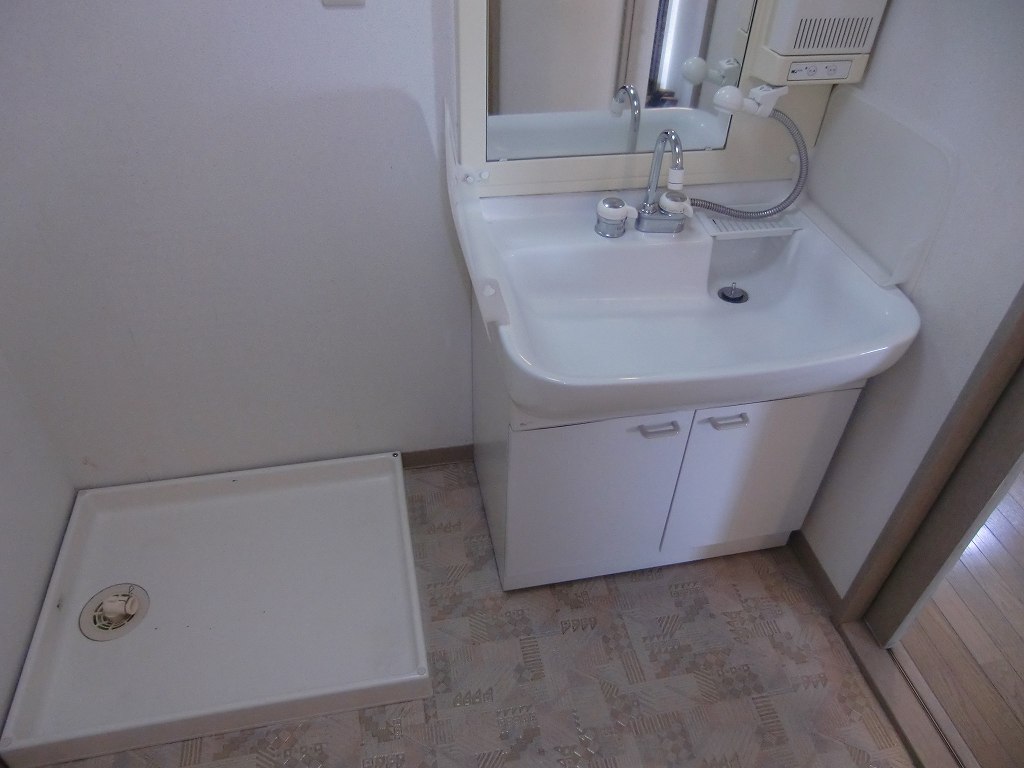 Washroom. Wash basin equipped independent ☆